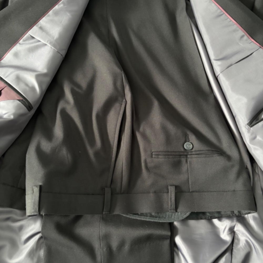 Suit - Picture 3 of 7